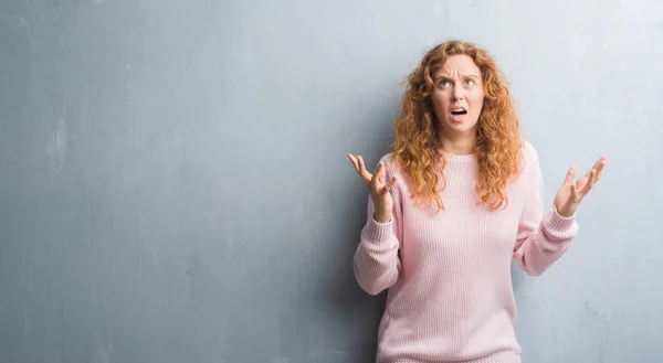 Junge Rothaarige Frau Über Der Grauen Grunge Wand Rosa Pullover — Stockfoto