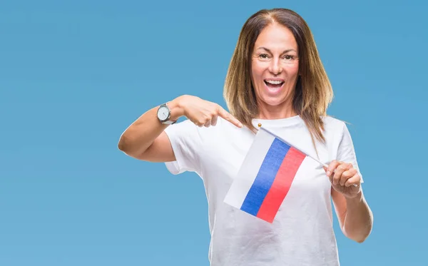 Středním Věku Hispánský Žena Držící Ruská Vlajka Nad Izolované Pozadí — Stock fotografie