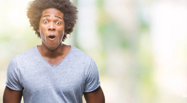 Αφρο Αμερικανικό Άνθρωπος Πέρα Από Απομονωμένο Υπόβαθρο Φοβάται Και Σοκαρισμένος — Φωτογραφία Αρχείου