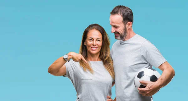 Medelåldern Spansktalande Par Hålla Fotboll Fotboll Över Isolerade Bakgrund Med — Stockfoto