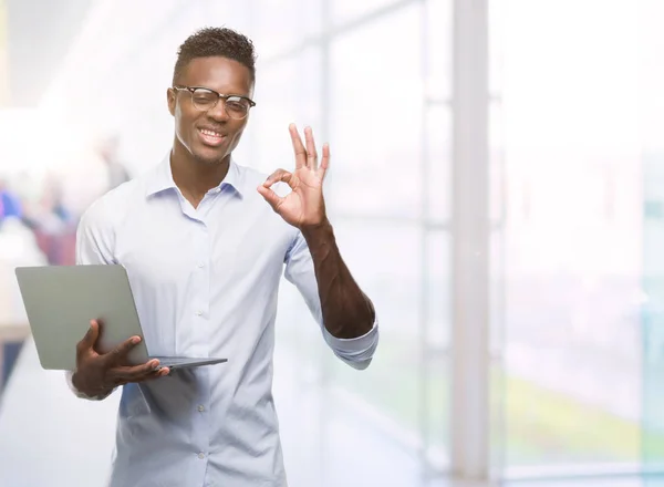 Joven Hombre Negocios Afroamericano Usando Computadora Portátil Haciendo Signo Con —  Fotos de Stock