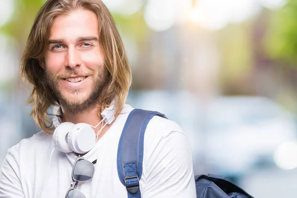 Joven Hombre Turista Guapo Con Pelo Largo Con Mochila Sobre —  Fotos de Stock