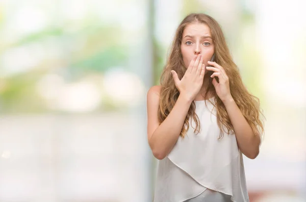 Fiatal Szőke Használ Smartphone Terjed Száj Kézzel Döbbenve Szégyen Hiba — Stock Fotó