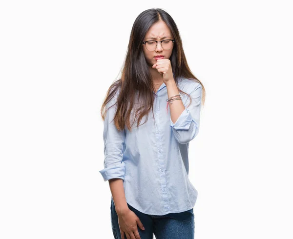 Jovem Mulher Negócios Asiática Vestindo Óculos Sobre Fundo Isolado Sentindo — Fotografia de Stock