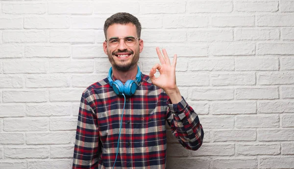 Genç Yetişkin Adam Parmak Mükemmel Sembolü Ile Işareti Yapıyor Kulaklık — Stok fotoğraf