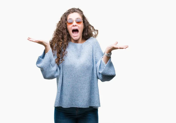 Mooie Brunette Krullend Haar Jong Meisje Zonnebril Dragen Geïsoleerd Achtergrond — Stockfoto