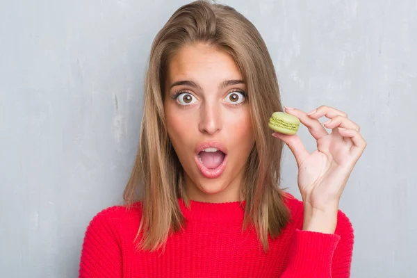 Schöne Junge Frau Über Grunge Graue Wand Essen Grünen Makkaron — Stockfoto