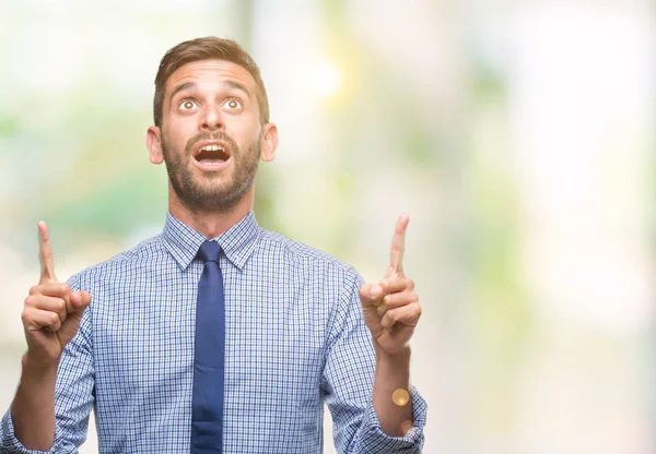 Joven Hombre Negocios Guapo Sobre Fondo Aislado Sorprendido Sorprendido Mirando —  Fotos de Stock