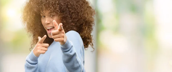 African American Vrouw Het Dragen Van Een Sweater Wijzen Vingers — Stockfoto