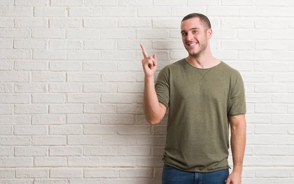 Homem Caucasiano Jovem Sobre Parede Tijolo Branco Com Grande Sorriso — Fotografia de Stock