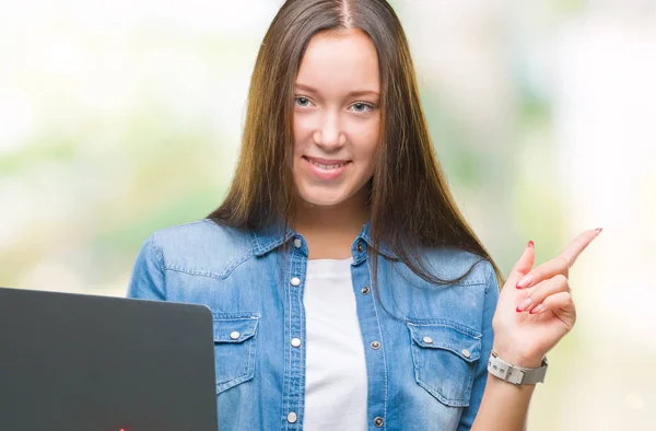 Jonge Kaukasische Vrouw Met Laptop Geïsoleerde Achtergrond Erg Blij Met — Stockfoto