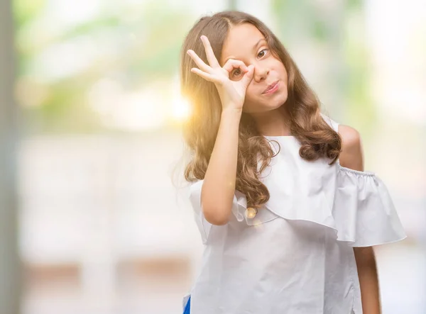 Brunette Spaanse Meisje Doen Gebaar Met Hand Glimlachen Oog Kijken — Stockfoto