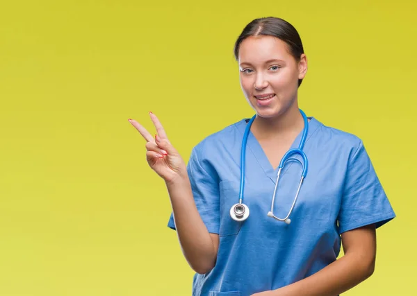 Jonge Blanke Dokter Vrouw Medische Uniform Dragen Geïsoleerde Achtergrond Glimlachend — Stockfoto