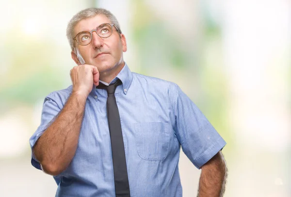 Knappe Senior Zakenman Geïsoleerde Achtergrond Met Hand Kin Denken Vraag — Stockfoto