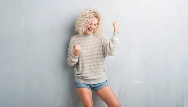 Mujer Rubia Joven Con Pelo Rizado Sobre Fondo Gris Grunge —  Fotos de Stock