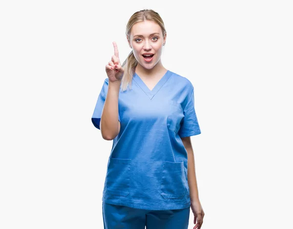 Młoda Blondynka Chirurg Lekarz Kobieta Nosi Mundur Medycznych Nad Palcem — Zdjęcie stockowe