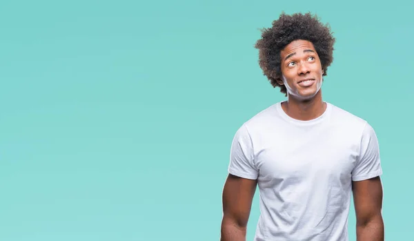 Hombre Afroamericano Sobre Fondo Aislado Sonriendo Mirando Lado Mirando Hacia —  Fotos de Stock