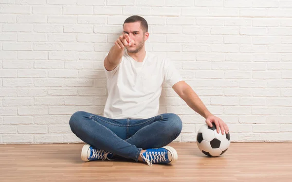 Jeune Homme Caucasien Assis Sur Mur Briques Blanches Tenant Ballon — Photo