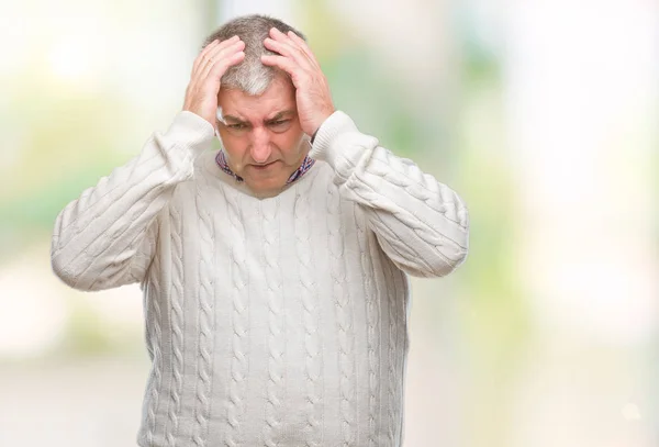 Knappe Senior Man Winter Trui Dragen Geïsoleerde Achtergrond Lijden Hoofdpijn — Stockfoto