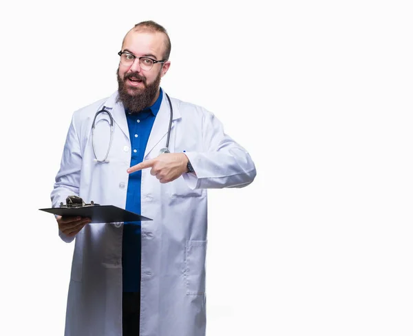 Joven Doctor Hombre Sosteniendo Portapapeles Sobre Fondo Aislado Muy Feliz —  Fotos de Stock