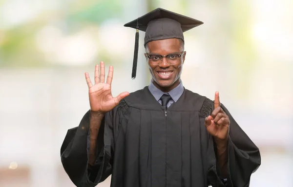 Молодих Закінчив Афроамериканець Людиною Над Ізольованих Фоном Показує Вказуючи Пальцями — стокове фото