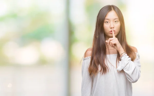 在孤立的背景下 年轻的亚洲妇女要求在嘴唇上的手指安静 沉默和秘密概念 — 图库照片