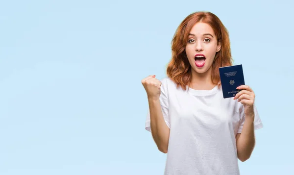 Jovem Bela Mulher Segurando Passaporte Alemanha Sobre Fundo Isolado Gritando — Fotografia de Stock