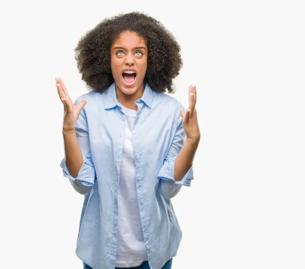 Mujer Afroamericana Joven Sobre Fondo Aislado Loco Loco Gritando Gritando — Foto de Stock