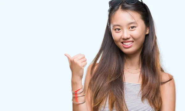 Joven Mujer Asiática Con Gafas Sol Sobre Fondo Aislado Sonriendo —  Fotos de Stock