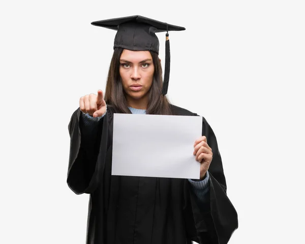 Mujer Hispana Joven Con Uniforme Graduado Sosteniendo Papel Diploma Señalando — Foto de Stock