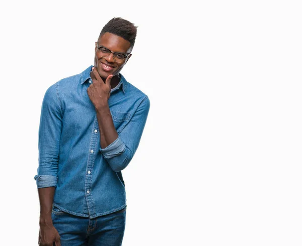 Jovem Afro Americano Sobre Fundo Isolado Olhando Confiante Para Câmera — Fotografia de Stock