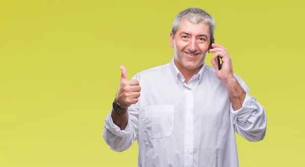 Stilig Senior Man Pratar Smartphone Över Isolerade Bakgrunden Nöjda Med — Stockfoto