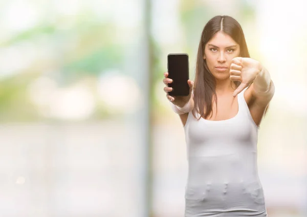 Jovem Bela Hispânica Mostrando Smartphone Com Rosto Irritado Sinal Negativo — Fotografia de Stock