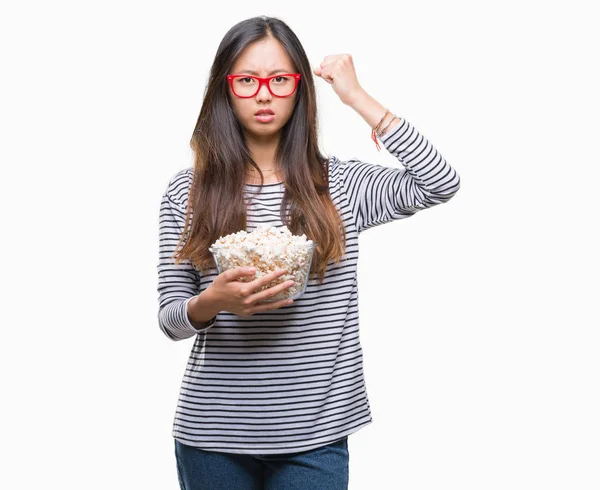 Jonge Aziatische Vrouw Eten Popcorn Geïsoleerde Achtergrond Boos Gefrustreerd Schreeuwen — Stockfoto