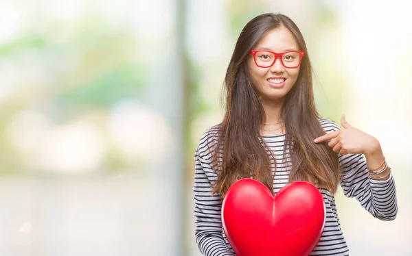 Jonge Aziatische Vrouw Liefde Bedrijf Lees Hart Geïsoleerde Achtergrond Met — Stockfoto