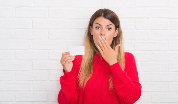 Joven Mujer Adulta Sobre Pared Ladrillo Blanco Sosteniendo Boca Cubierta — Foto de Stock