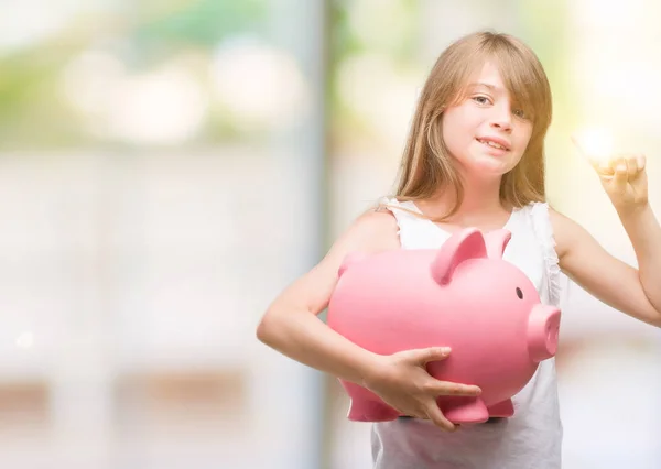 Junge Blonde Kleinkind Hält Sparschwein Überrascht Mit Einer Idee Oder — Stockfoto