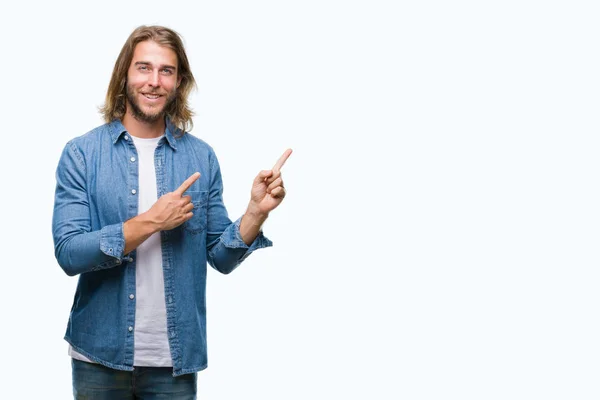 Jonge Knappe Man Met Lange Haren Geïsoleerde Achtergrond Glimlachen Kijken — Stockfoto