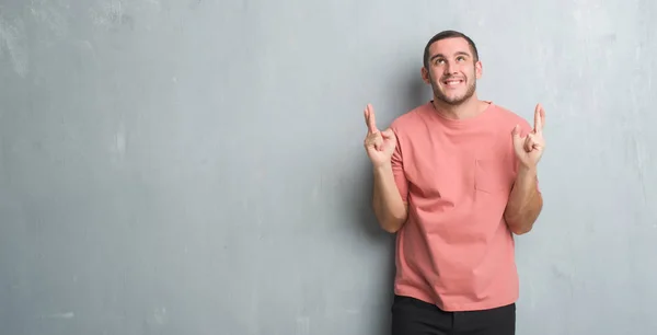 Joven Hombre Caucásico Sobre Gris Pared Grunge Sonriendo Cruzando Los — Foto de Stock