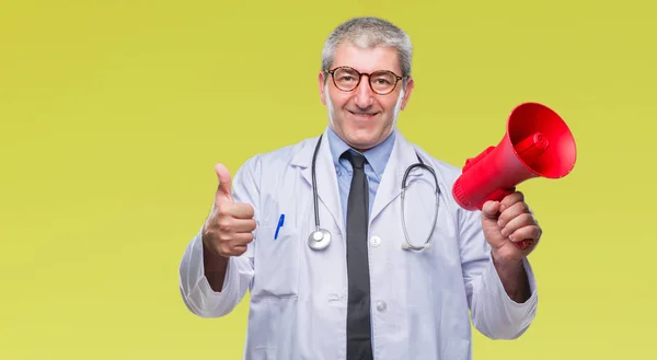 Hombre Guapo Médico Senior Gritando Través Megáfono Sobre Fondo Aislado — Foto de Stock