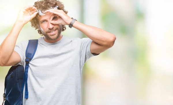 Hombre Estudiante Hispano Guapo Usando Mochila Gafas Sobre Fondo Aislado —  Fotos de Stock