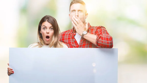 Casal Jovem Juntos Segurando Banner Branco Sobre Fundo Isolado Cobrir — Fotografia de Stock