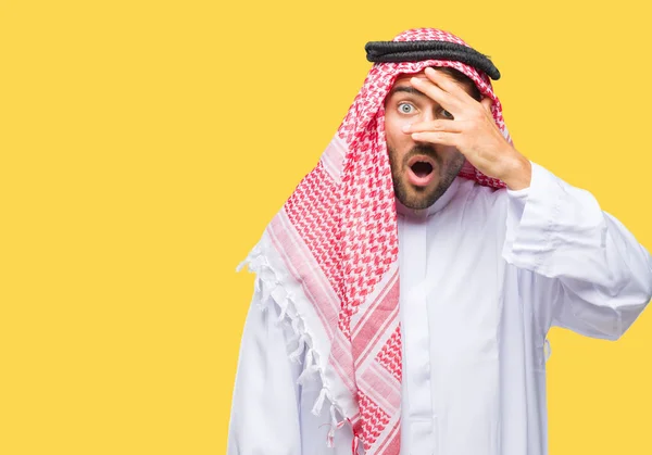 Junger Gutaussehender Mann Mit Keffiyeh Über Isoliertem Hintergrund Der Schockiert — Stockfoto