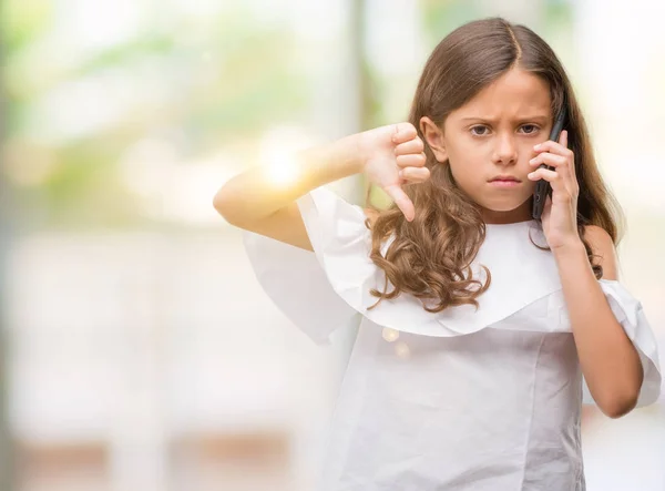 Bruna Ragazza Ispanica Utilizzando Smartphone Con Faccia Arrabbiata Segno Negativo — Foto Stock