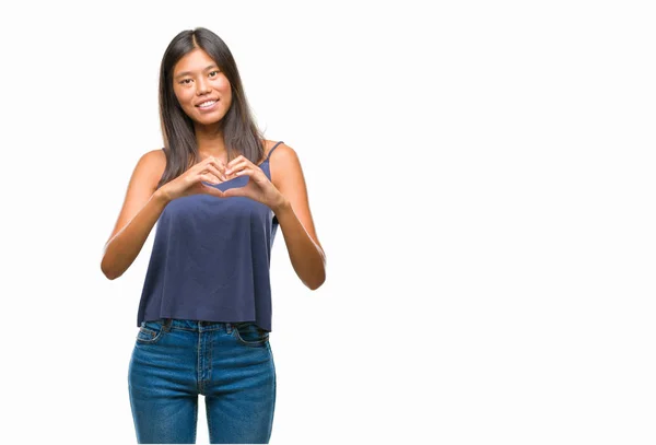 Jonge Aziatische Vrouw Geïsoleerde Achtergrond Glimlachend Liefde Met Hartsymbool Vorm — Stockfoto