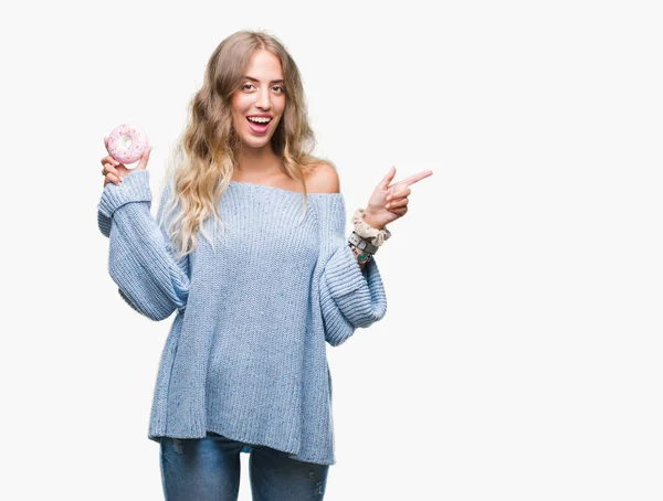 Linda Jovem Loira Comendo Donut Rosa Sobre Fundo Isolado Muito — Fotografia de Stock