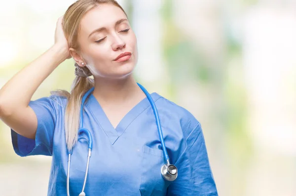 Giovane Chirurgo Bionda Medico Donna Sfondo Isolato Confondere Interrogare Incerto — Foto Stock