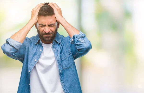 Dorosły Hiszpanin Mężczyzna Białym Tle Cierpiących Ból Głowy Zdesperowany Zestresowani — Zdjęcie stockowe