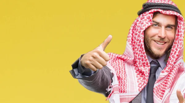 Joven Hombre Árabe Guapo Con Pelo Largo Usando Keffiyeh Sobre — Foto de Stock