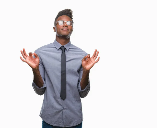 Jovem Homem Negócios Afro Americano Sobre Fundo Isolado Relaxar Sorrir — Fotografia de Stock